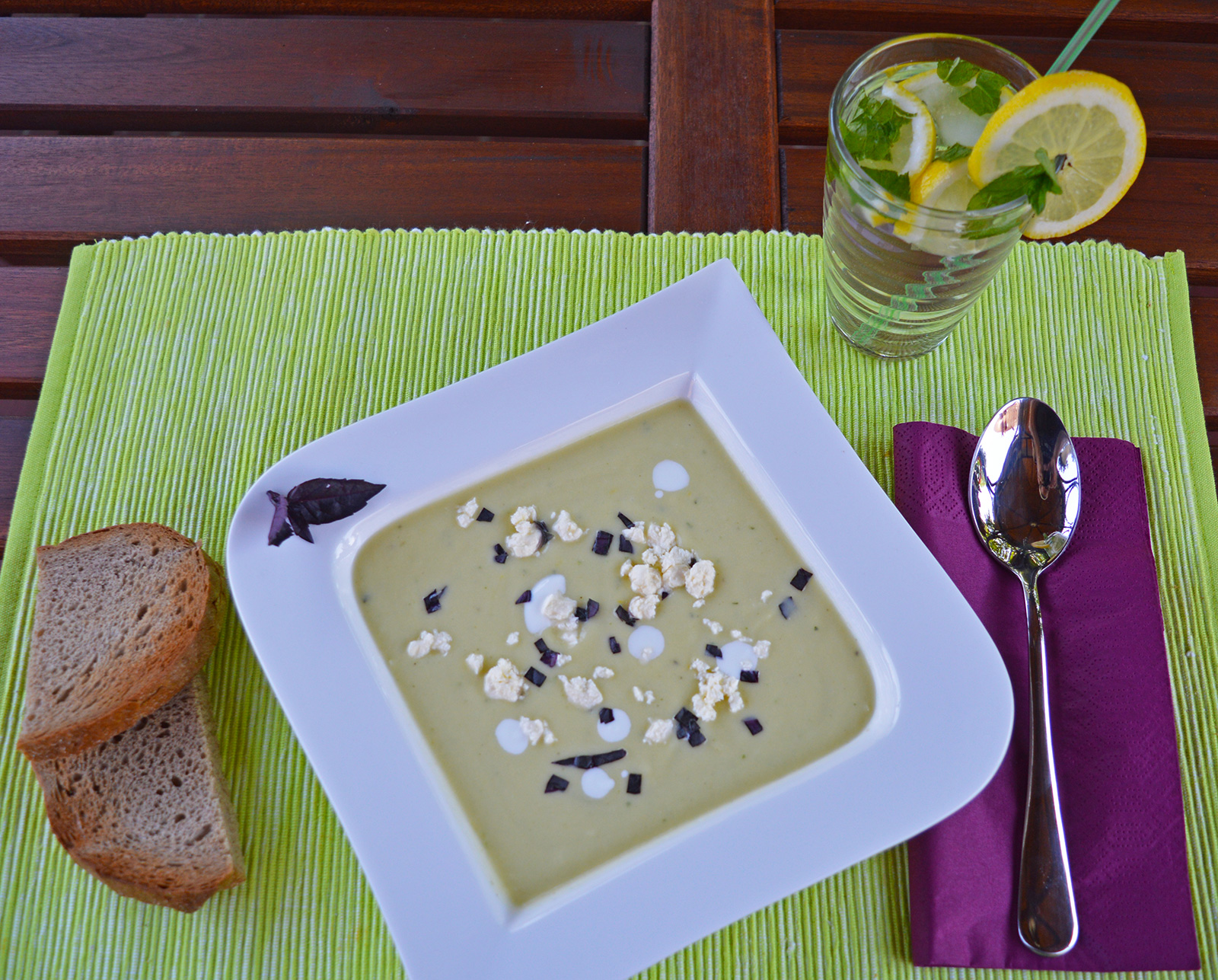 Hideg cukkinikrémleves bazsalikommal és citrommal