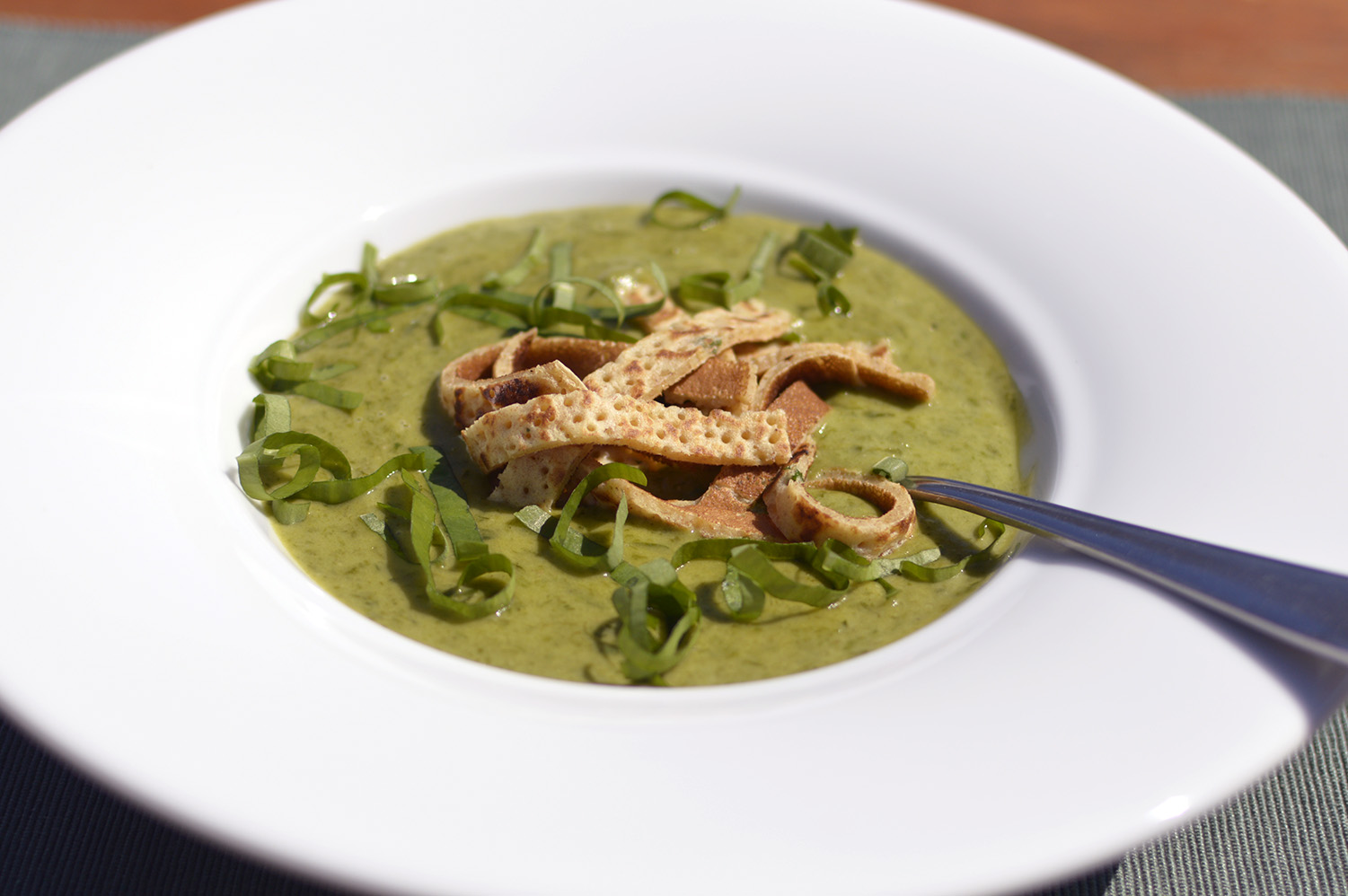 Medvehagyma-krémleves fűszeres palacsintacsíkokkal