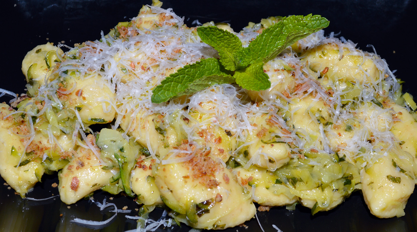 Mentás-cukkinis-citromos krumplinudli