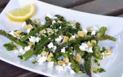 Sült spárga fetával, dióval és zöldfűszeres mártással