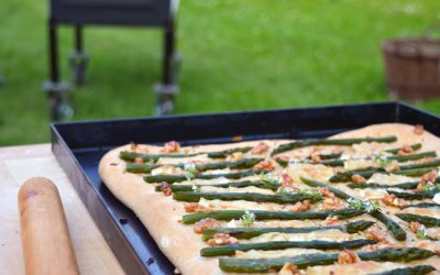 Kemencében sült fehérboros kenyérlángos spárgával, camembert-rel és dióval