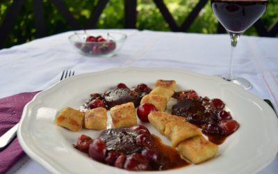 Meggyes-cseresznyés szarvasszeletek, pirított zsályás-fokhagymás krumplinudlival